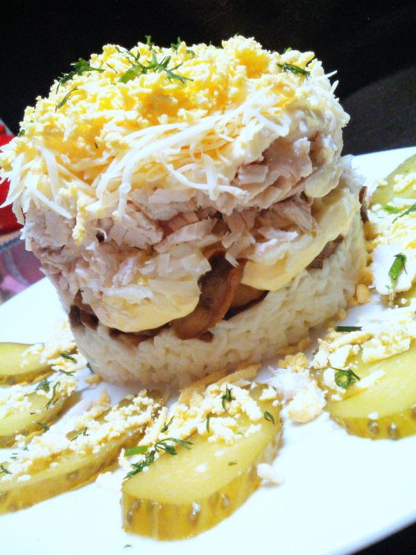 Слоеный салат с курицей, грибами и маринованным луком — спокойное объяснение вкусовых нюансов