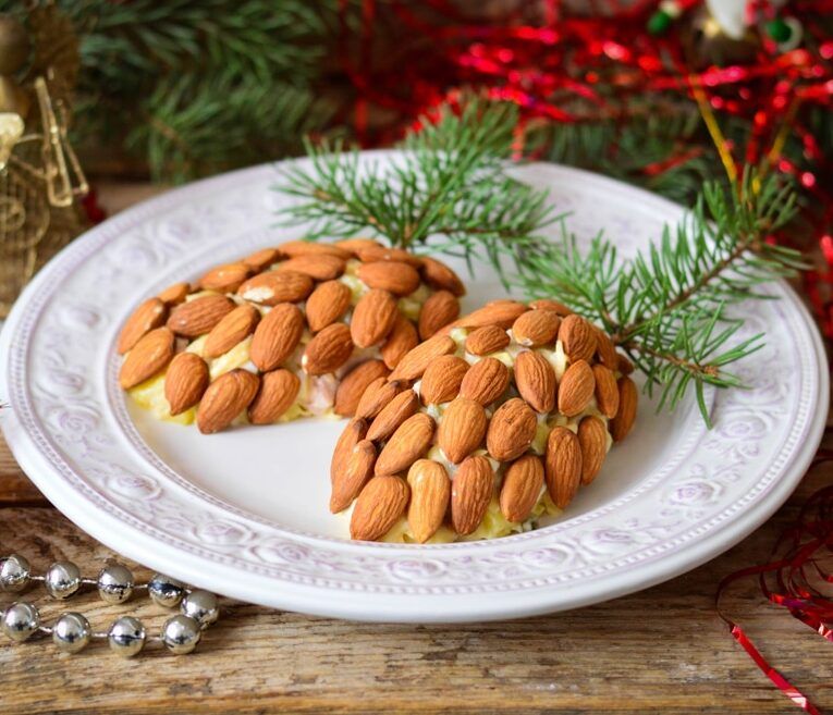 Салат Шишка с миндалём и копчёной курицей как эффектное украшение стола