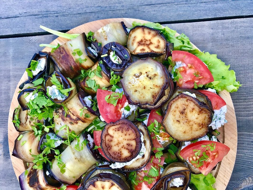 Уютная баклажанная закуска с сыром Фета и зеленью