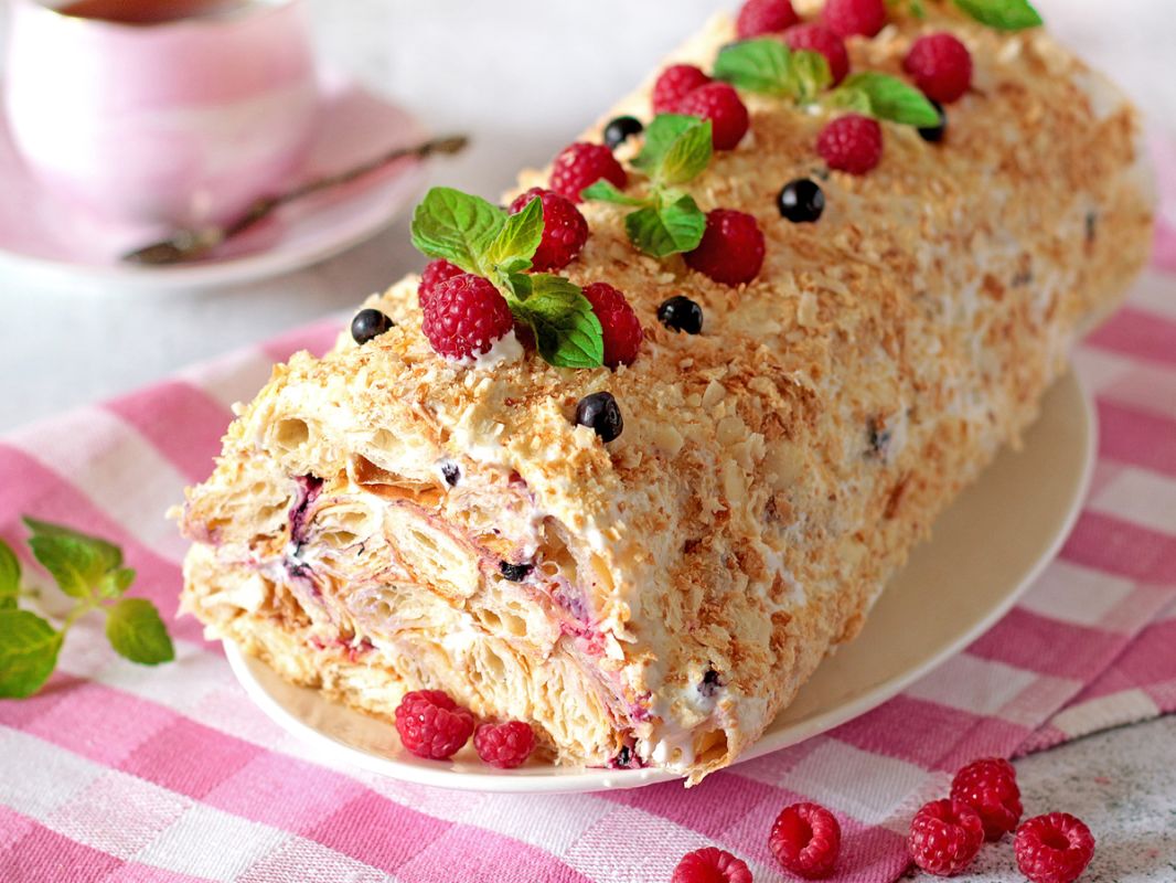 Летний десерт, который удивит всех: простой торт с ягодами за полчаса