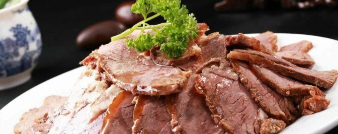 Нежная копченая говядина с сливовым соусом: новый взгляд на классическую закуску