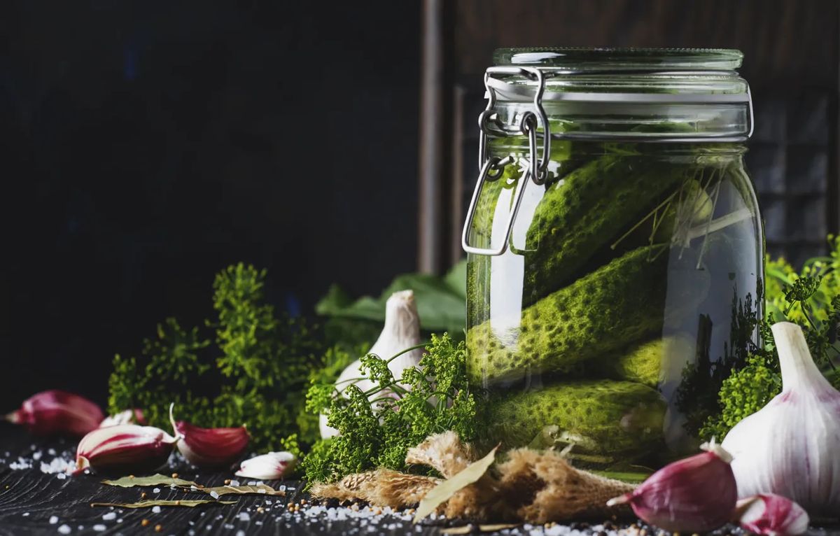 Возвращение к традициям: как мариновать огурцы и помидоры по старинным рецептам