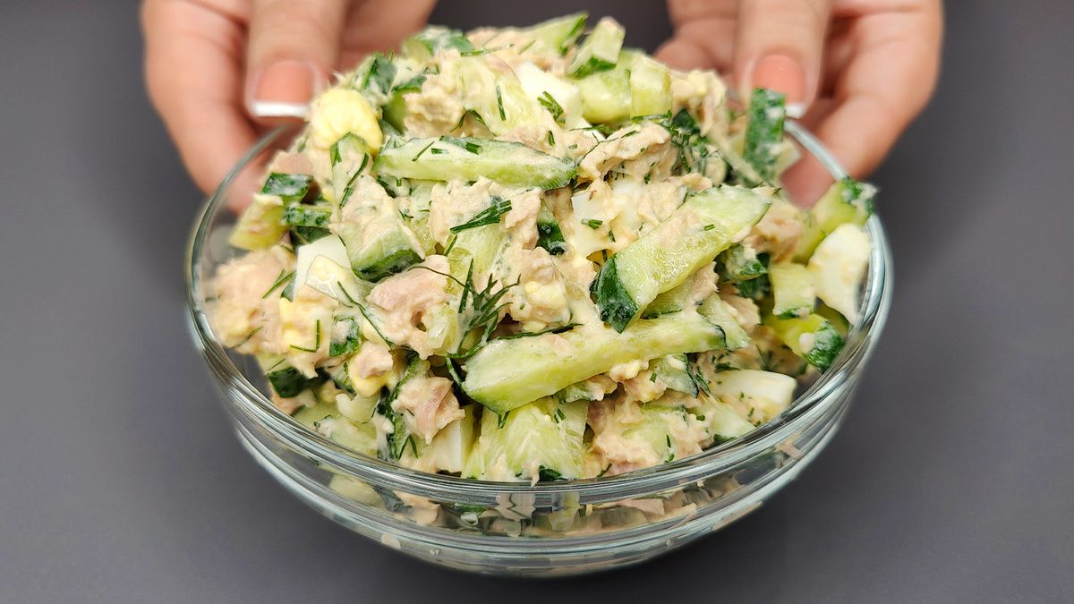 Салат, который покоряет сердца: быстрый и простой рецепт с консервами