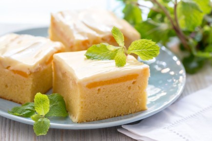 Волшебство домашней выпечки: пирог с персиками под сметанным облаком