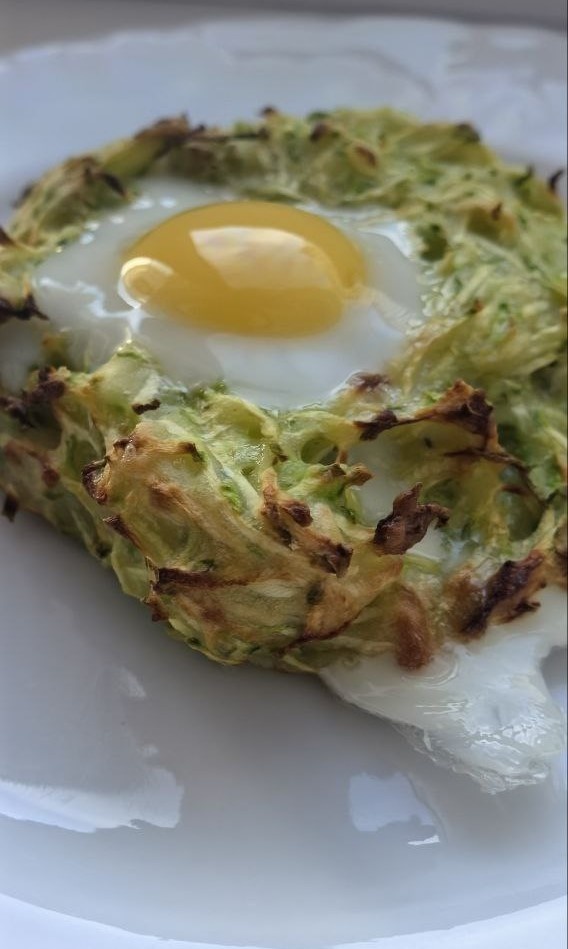 Кабачковые оладьи-гнёзда с перепелиным яйцом: поразите домашних изысканным вкусом