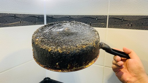 Как вернуть блеск старой сковороде: простое решение с содой и секретным ингредиентом