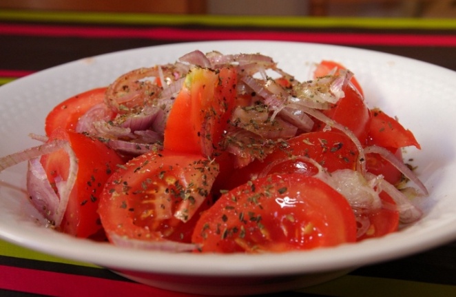 Пять необычных салатов из помидоров для любого стола