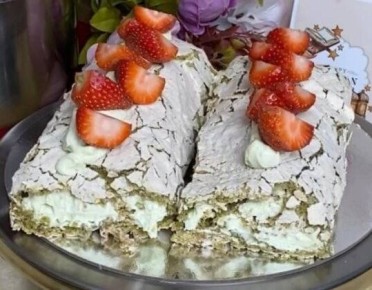 Нежный меренговый рулет с фисташками и клубникой: идеальный десерт для праздника