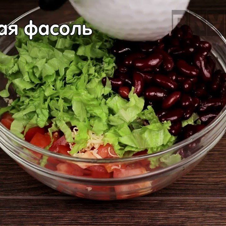 Потрясающий салат с курицей и хрустящими сухариками, который покорит сердца всей семьи