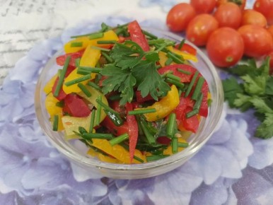 Салат с ярким вкусом сладкого перца и зелени