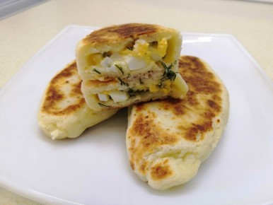 Вкусные творожные пирожки с яйцом и сыром: легкий рецепт для домашней кухни