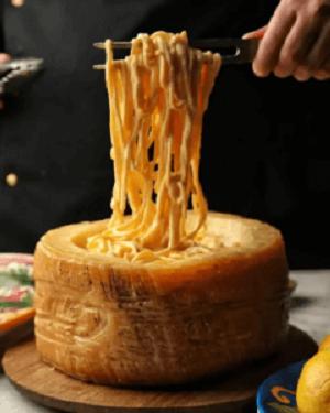 Необычный римский рецепт пасты тоннарелли с сыром пекорино и перцем