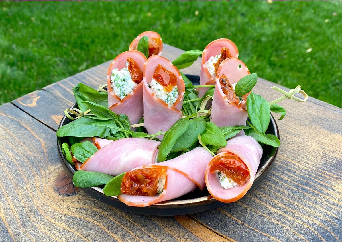 Вкусные рулетики из ветчины: идеальная закуска для любого торжества