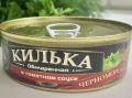 Полезные идеи для закуски: килька в томате на столе