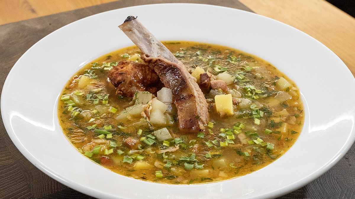 Суп, который согреет в мороз: сытное блюдо из копченостей