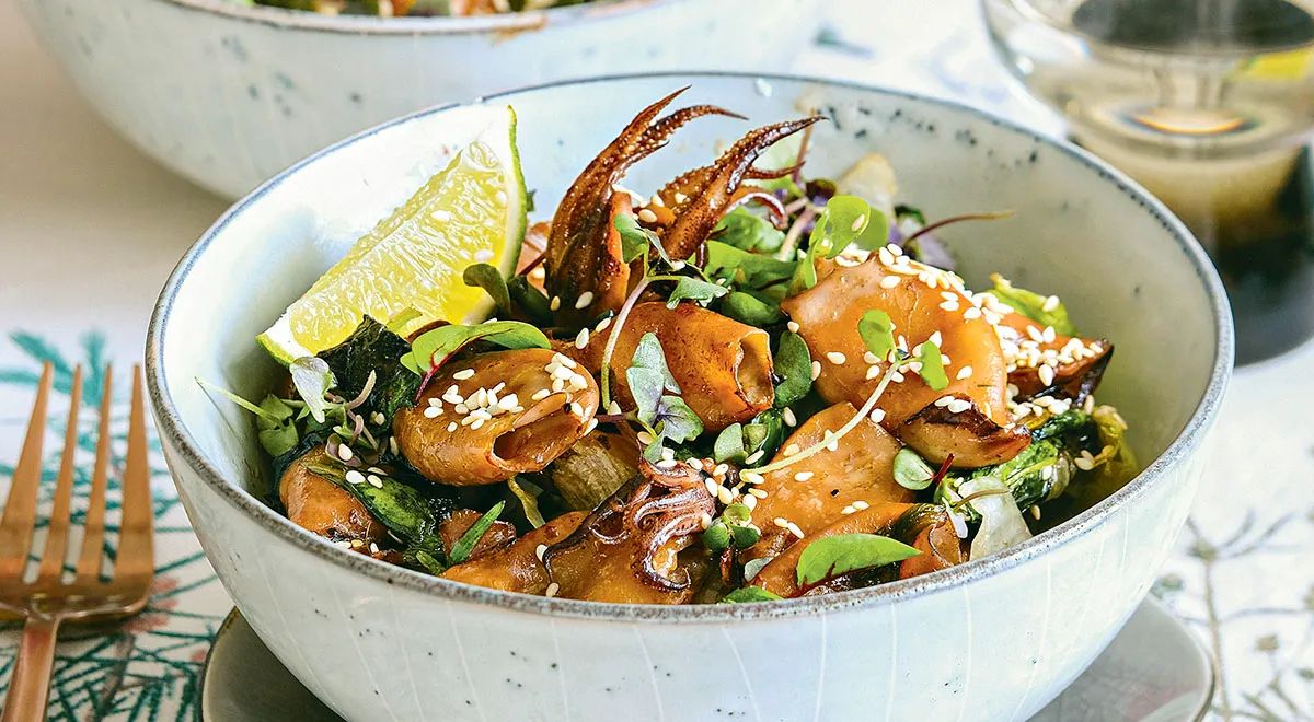 Нежные жареные кальмары с изысканным миксом трав