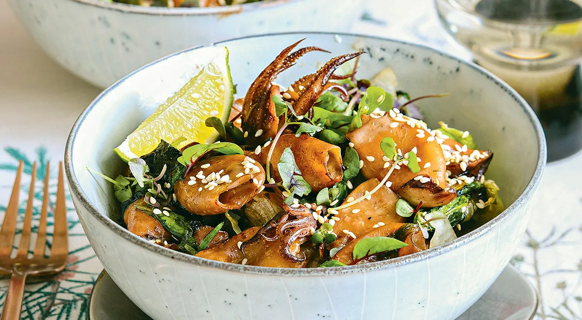 Нежные жареные кальмары с изысканным миксом трав