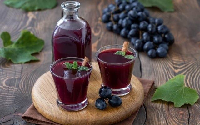 Как приготовить наливку из черного винограда: простой рецепт