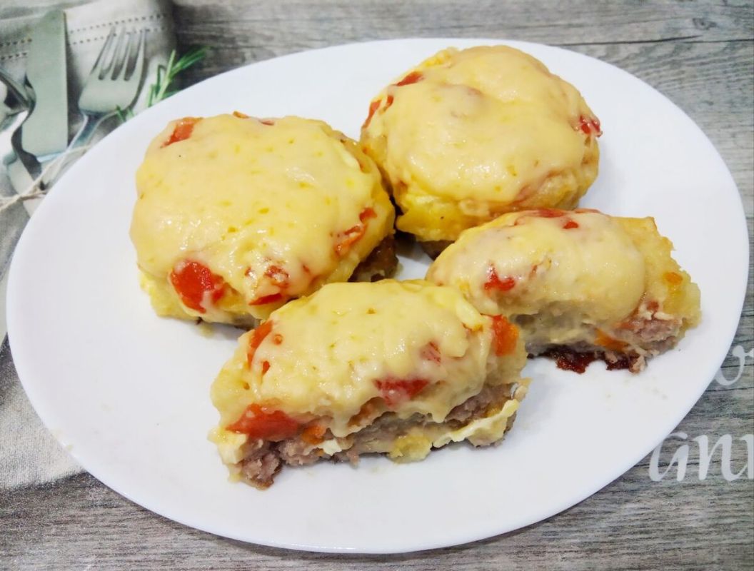 Мясные стожки с сыром и картофельным пюре