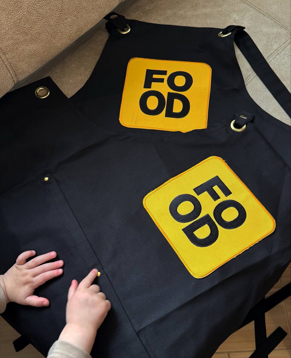 Фирменный фартук FOOD.RU: стильный элемент на вашей кухне