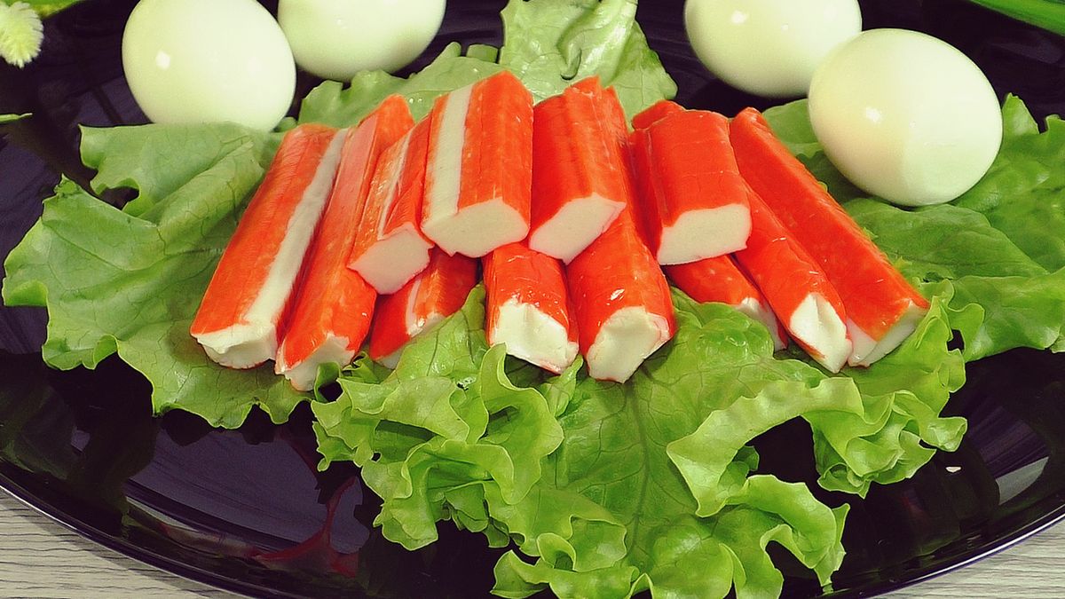 Простой салат с крабовыми палочками: идеальный рецепт на каждый день