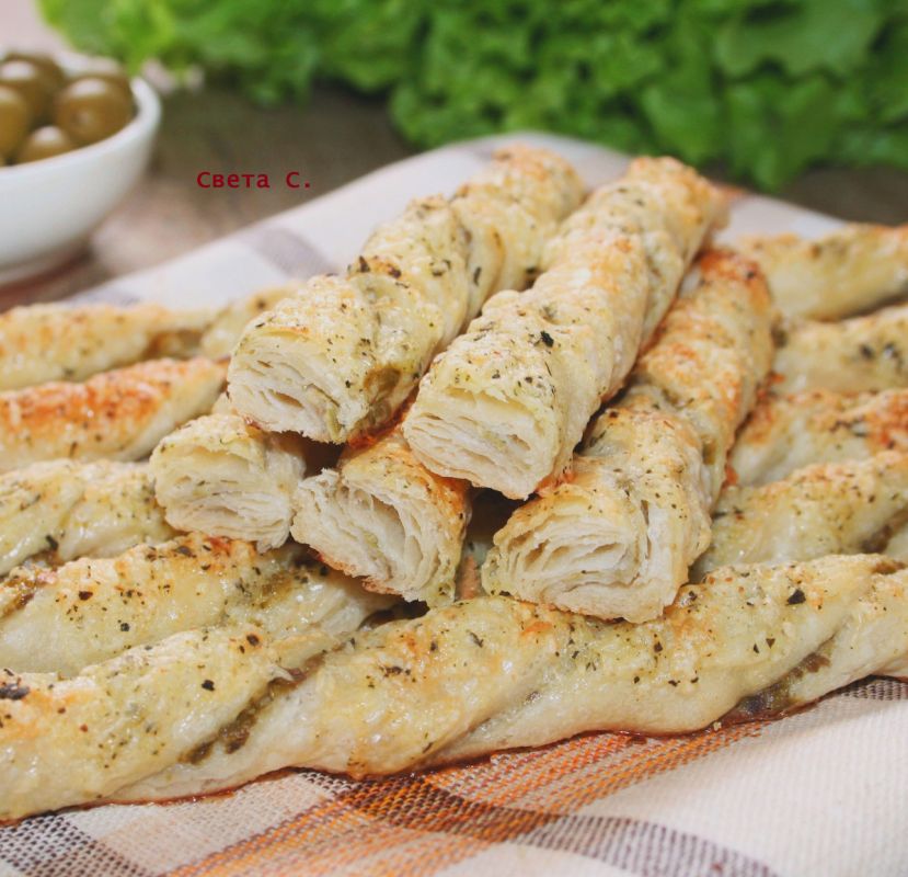 Необычная закуска: слоеные палочки с оливками