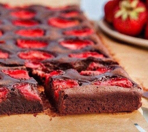 Шоколадные Брауни с Клубникой: Вкусное Искушение на Вашем Столе