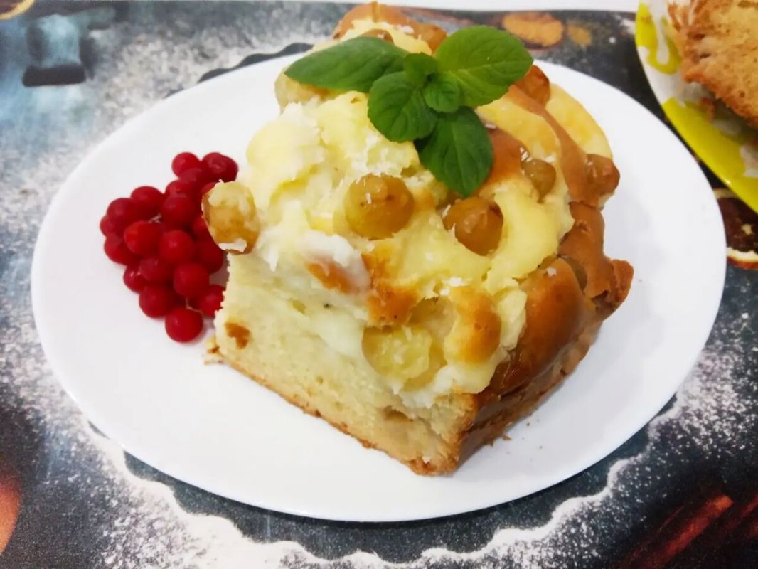 Воздушный Пирог на Молоке с Заварным Кремом и Виноградом