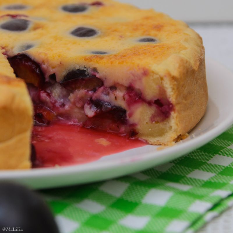 Трехслойный пирог со сливами: неповторимый вкус лета