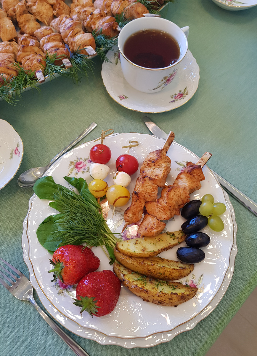 Нежные шашлычки из индейки с ароматным картофелем для весеннего отдыха