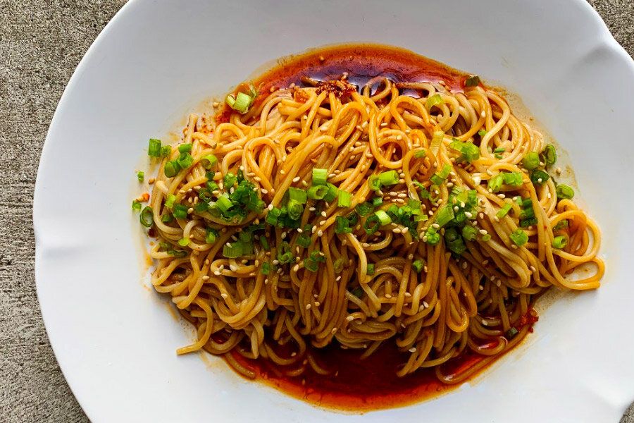 Сычуаньская кунжутная лапша: Истинное наслаждение в каждой порции