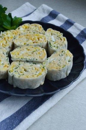 Рулет из лаваша с яйцом и сыром