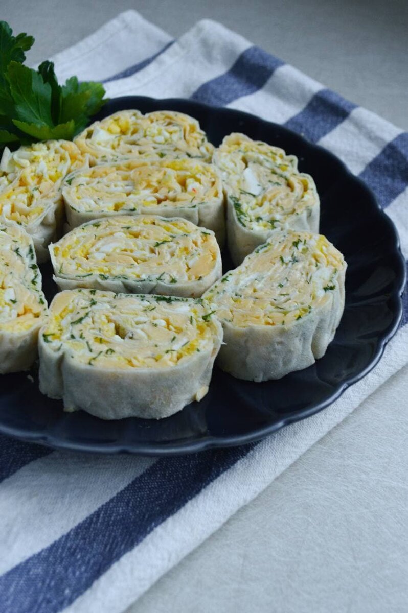 Рулет из лаваша с яйцом и сыром