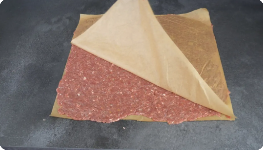 Ароматный рулет из говяжьего фарша с начинкой: быстро и вкусно