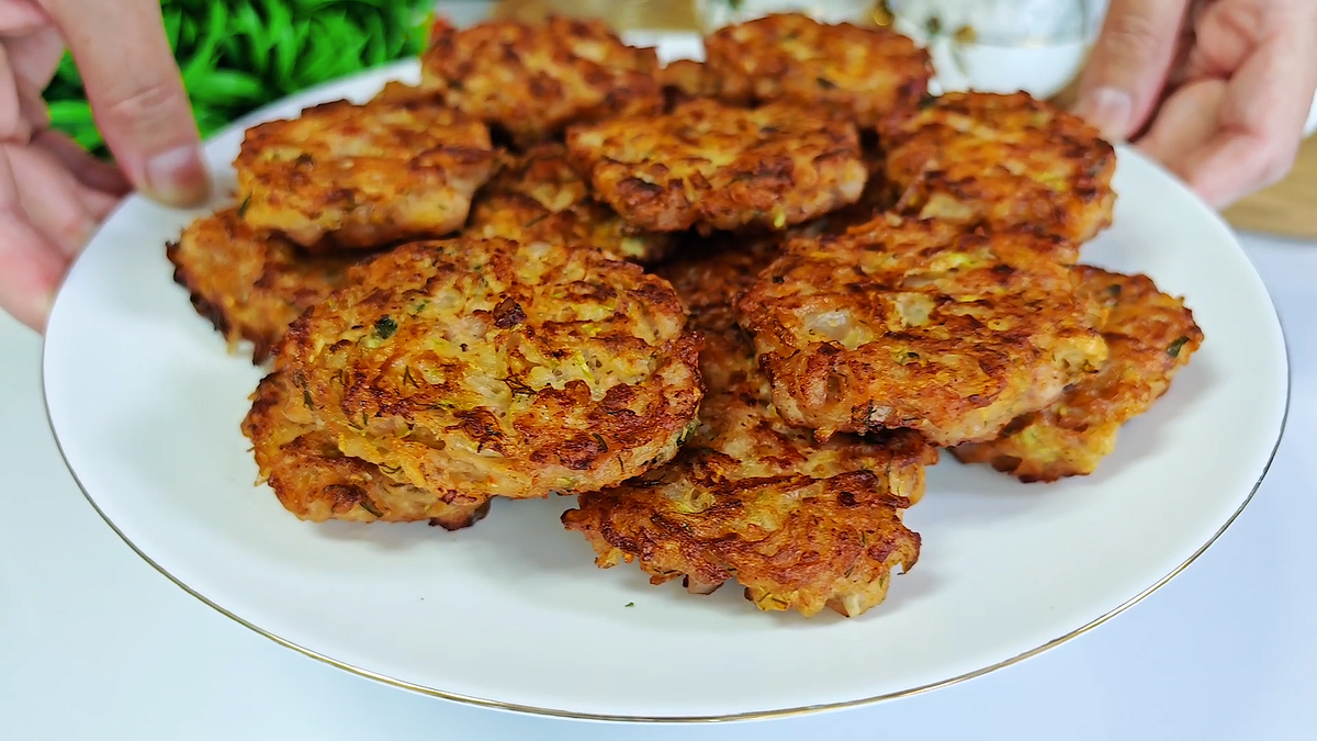 Кабачковые оладьи, которые заставят забыть о мясе: готовьте за 10 минут!