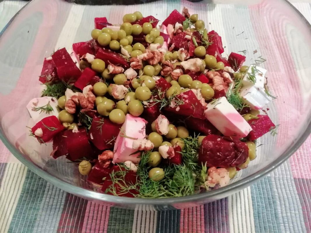 Свекольный салат с сыром Фетакса: яркий вечерний эксперимент