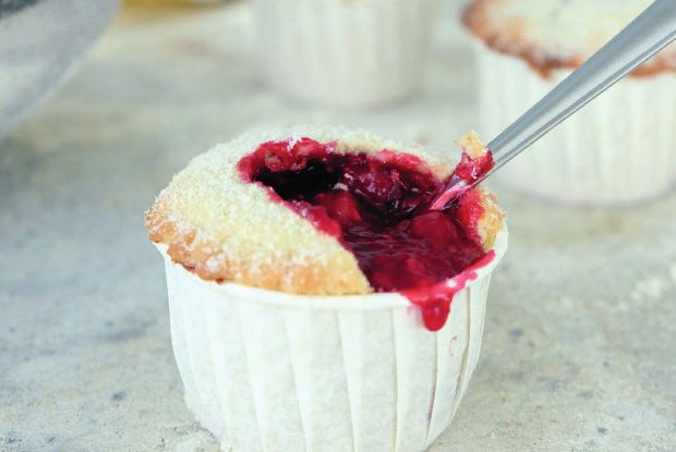 Нежное лукошко с ягодами: простой рецепт для любителей сладкого