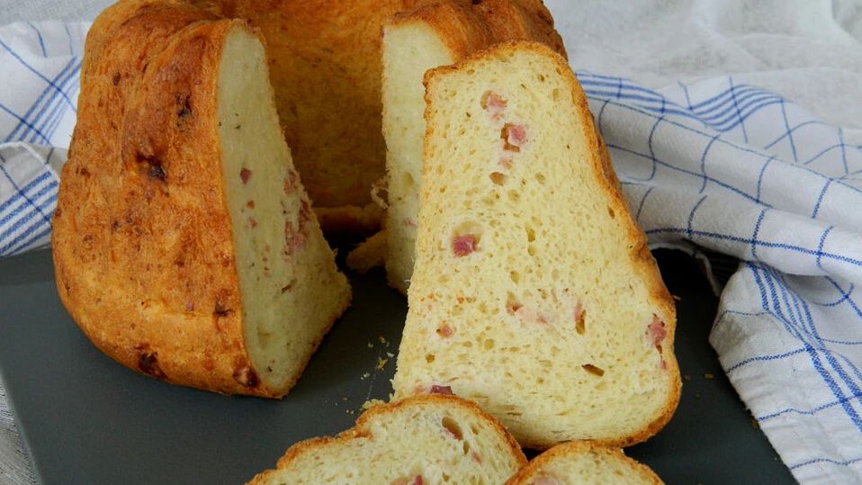 Пряный кугельхопф с беконом и сыром: кекс для гурманов