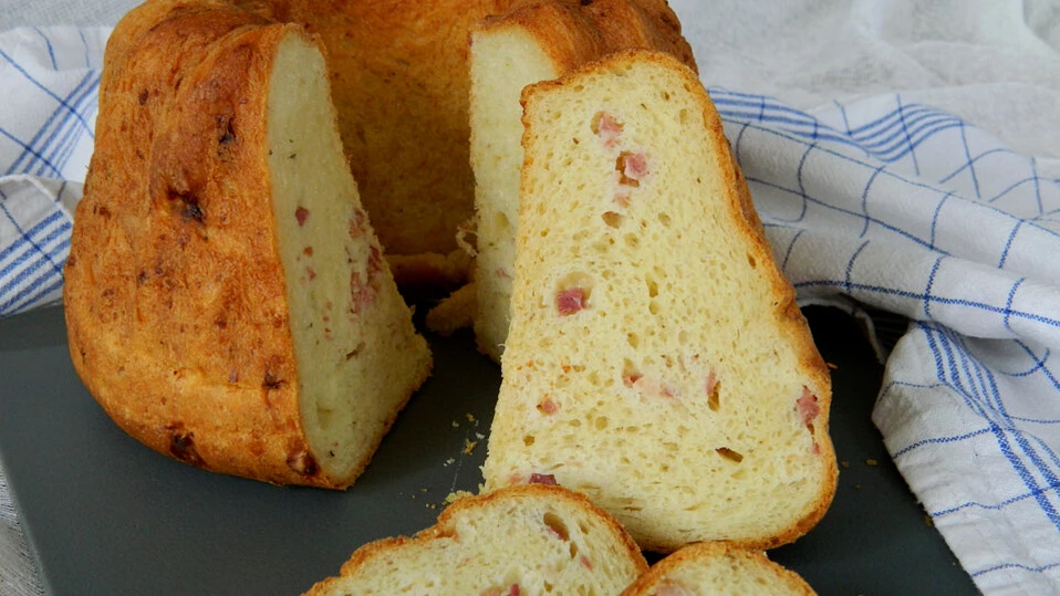 Пряный кугельхопф с беконом и сыром: кекс для гурманов