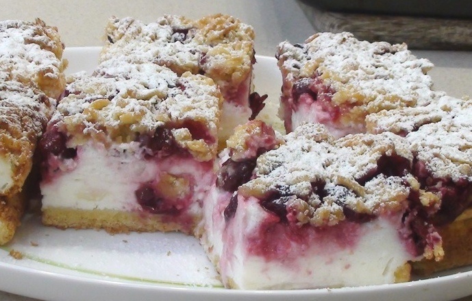 Нежный йогуртовый пирог с вишней: идеальное лакомство для вашего стола