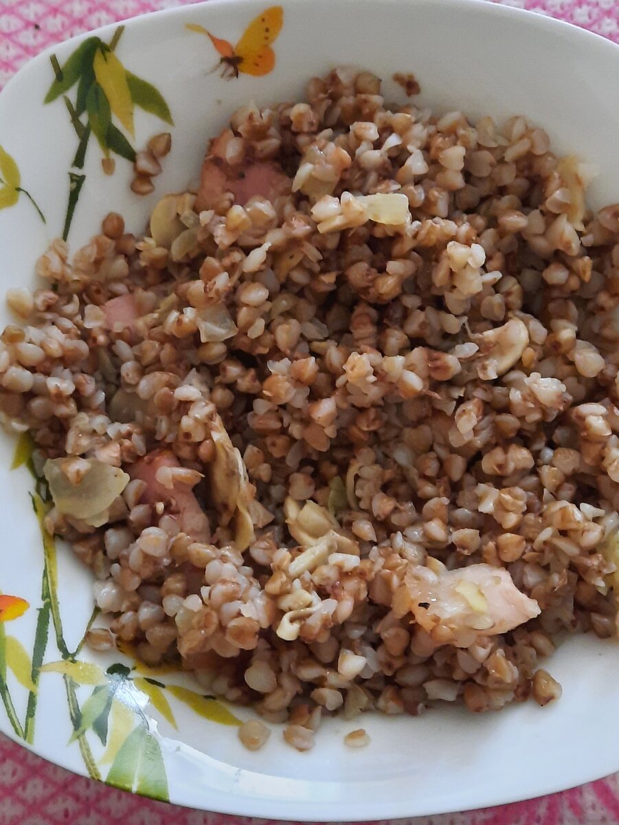 Вкусный заряд энергии: гречка с грибами и салат для завтрака