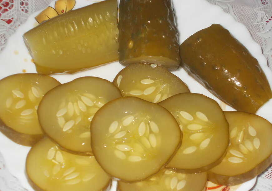 Как быстро и просто засолить огурцы без закатки: свежий рецепт на пластмассовых крышках