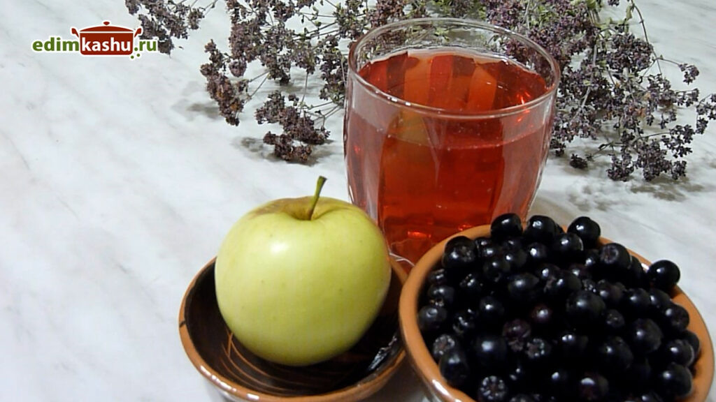 Компот из яблок и черноплодной рябины: рецепт для всех сезонов
