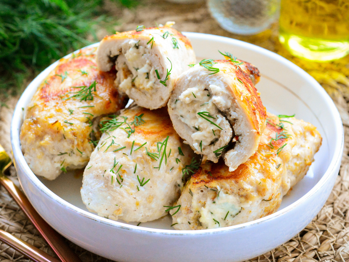 Куриные рулетики для праздничного настроения: вкус и простота в каждом кусочке