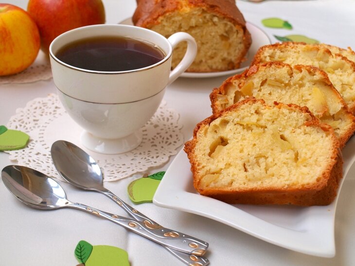 Ароматный манник с яблоками на кефире: простой и вкусный рецепт