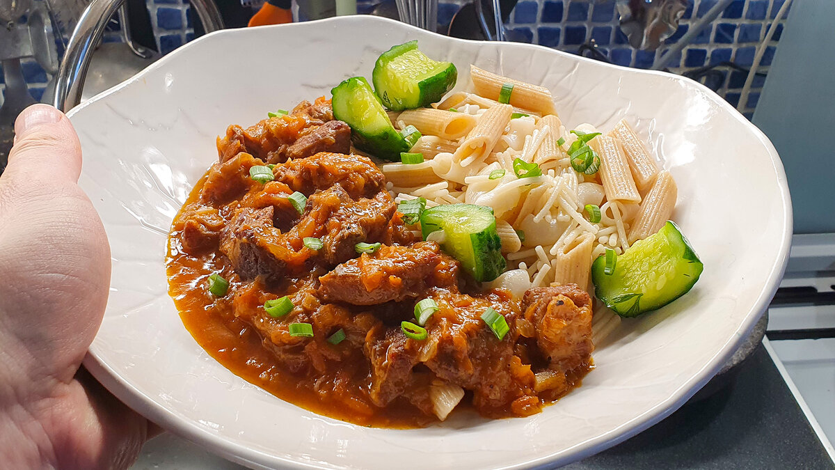 Как приготовить традиционный гуляш из говядины: простой рецепт для уютного ужина