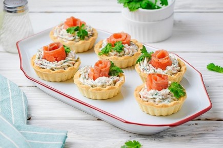 Элегантные тарталетки с творожным сыром и красной рыбой для стильного праздника