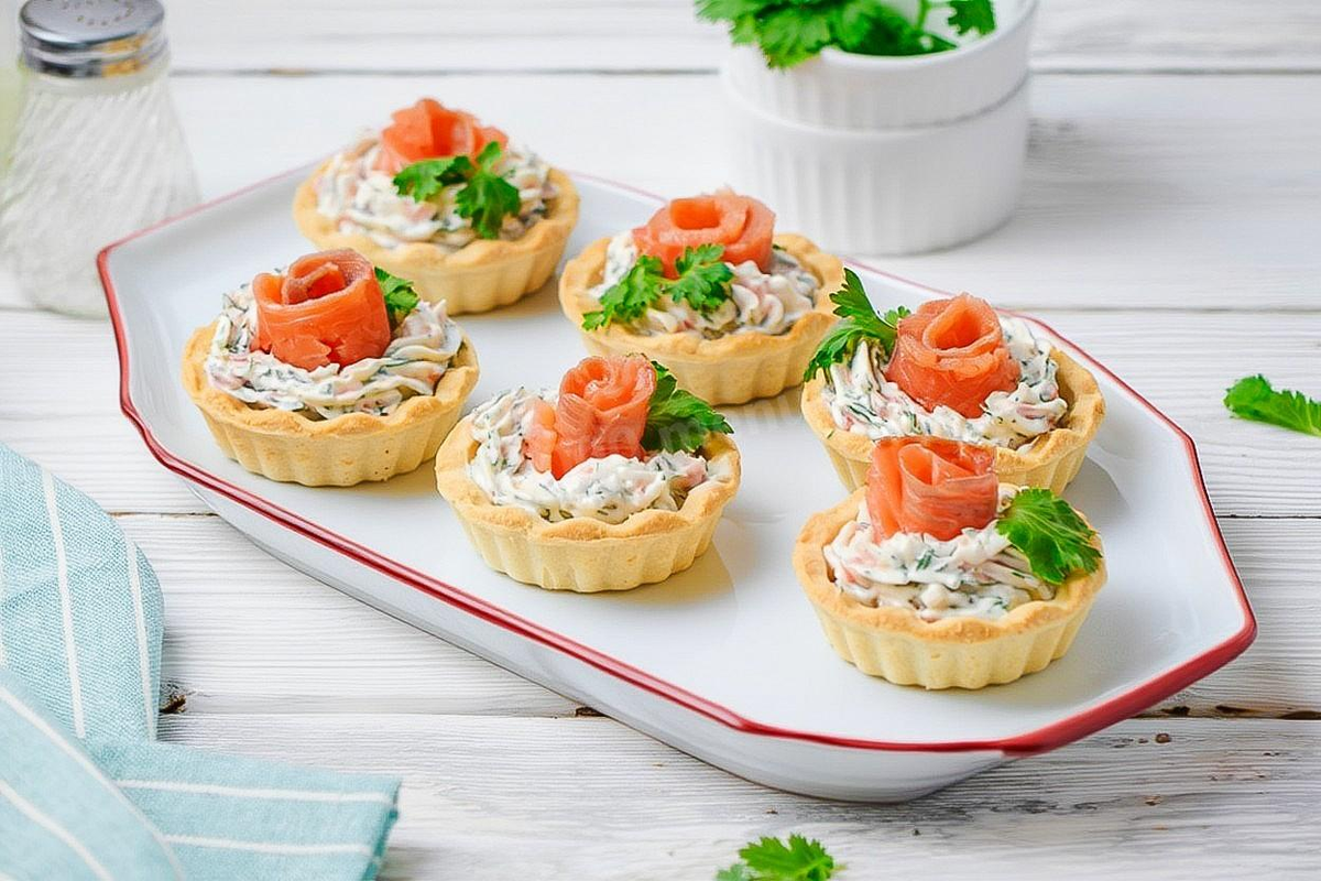 Элегантные тарталетки с творожным сыром и красной рыбой для стильного праздника