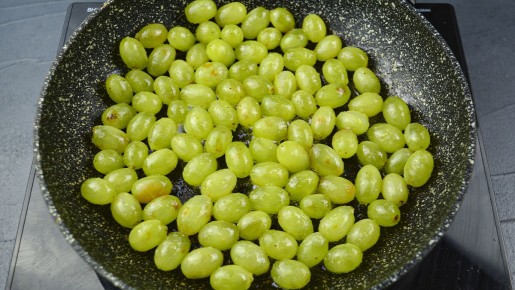 Нежный виноградный пирог на сковороде, который удивит всех