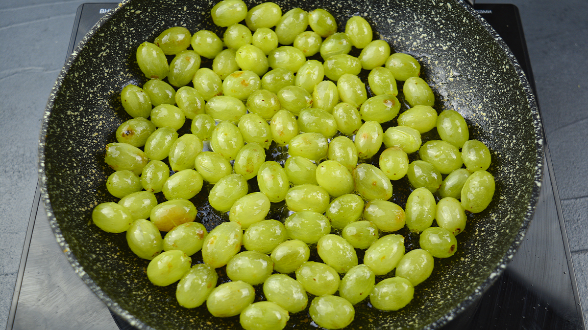 Нежный виноградный пирог на сковороде, который удивит всех